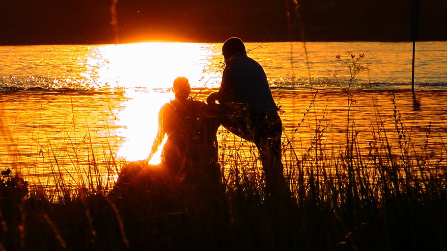 silhouette of person beside seashore, pair, sunset, lovers HD wallpaper