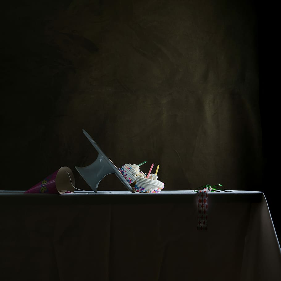 cupcakes on table, cakes with candles on table, party, dark, moody HD wallpaper