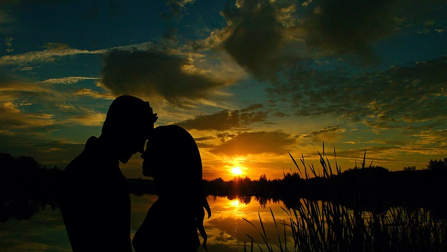 silhouette photography of man and woman beside body of water, HD wallpaper