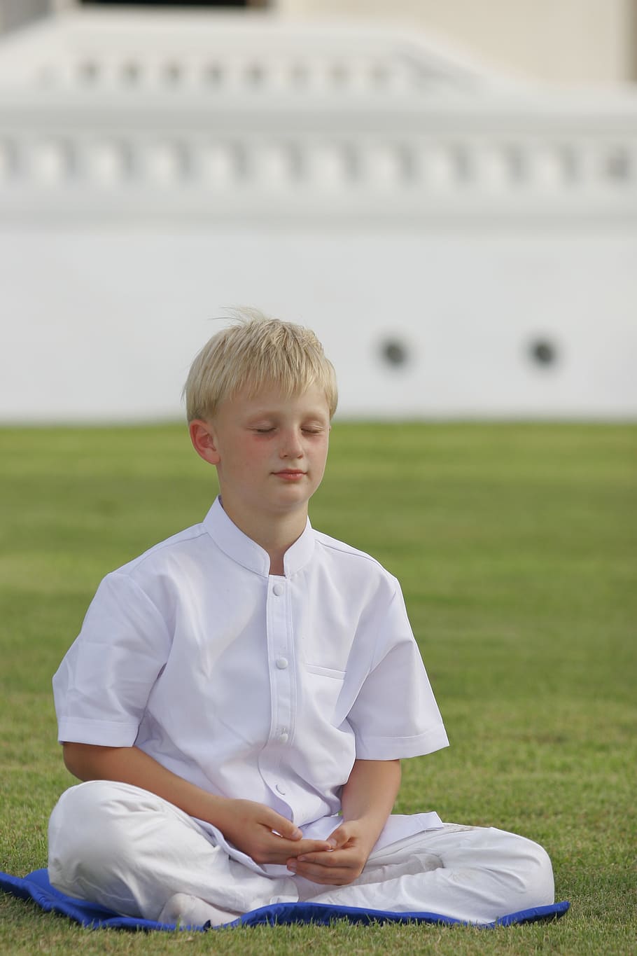 boy, buddhist, meditate, wat, temple, buddhism, thailand, sitting HD wallpaper