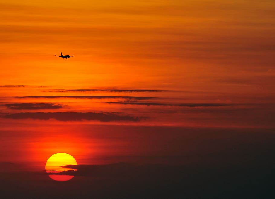 Landing au coucher de Soleil, plane on flight during golden hour, HD wallpaper