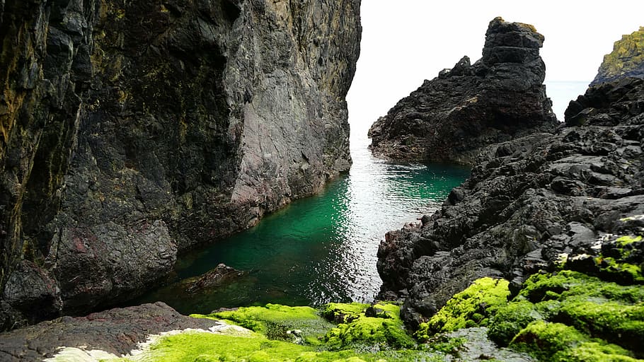 body of water near sea stack, ocean, rocks, sky, landscape HD wallpaper