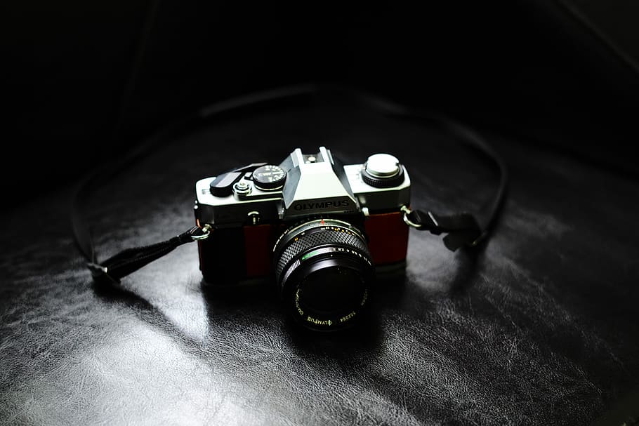 black and gray camera on black surface, black DSLR camera on black surface HD wallpaper