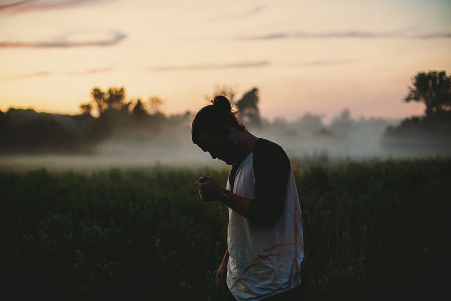 man wearing black and white raglan top on green grass field, man in white and black long-sleeved shirt HD wallpaper