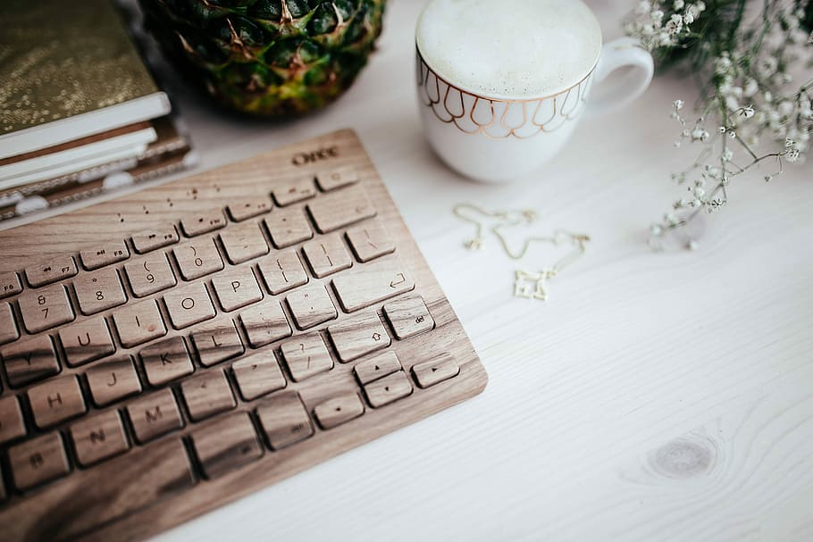 Wooden keyboard and cup of coffee, technology, desk, oree, cappucino, HD wallpaper