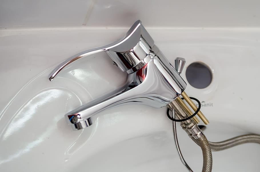 plumber-repair-faucet-battery.jpg