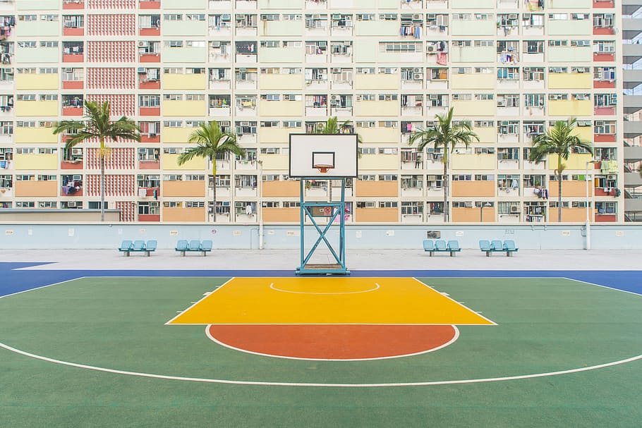basketball gym near concrete building, basketball field beside concrete building during daytime, HD wallpaper