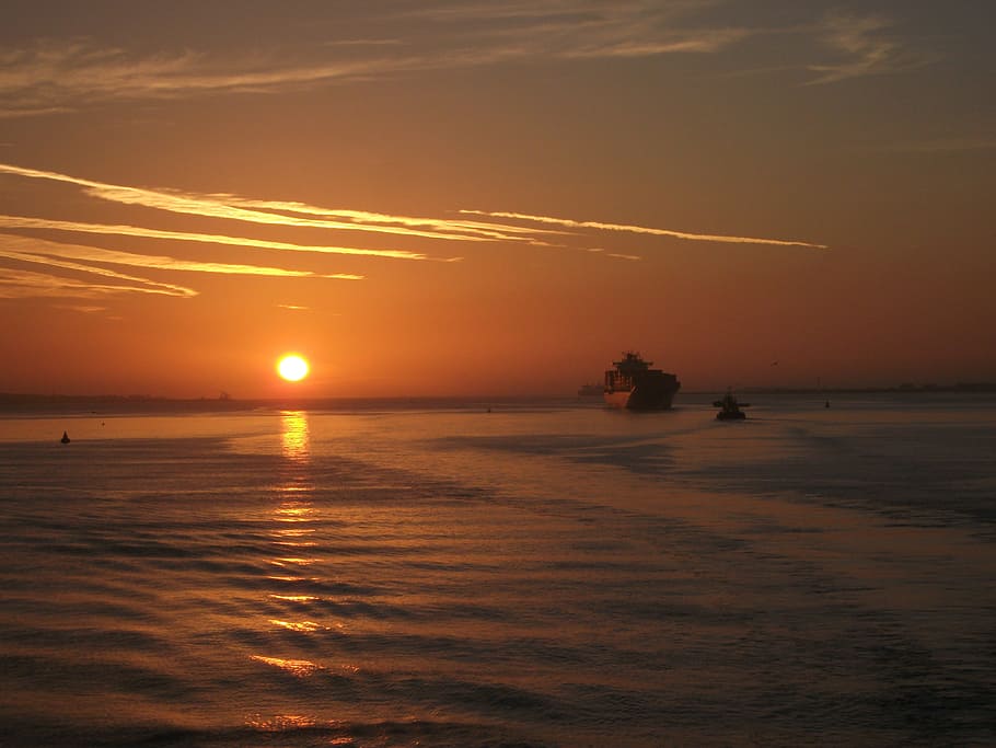 sunrise over water, ships, seascape, solent, ferry, isle of wight, HD wallpaper