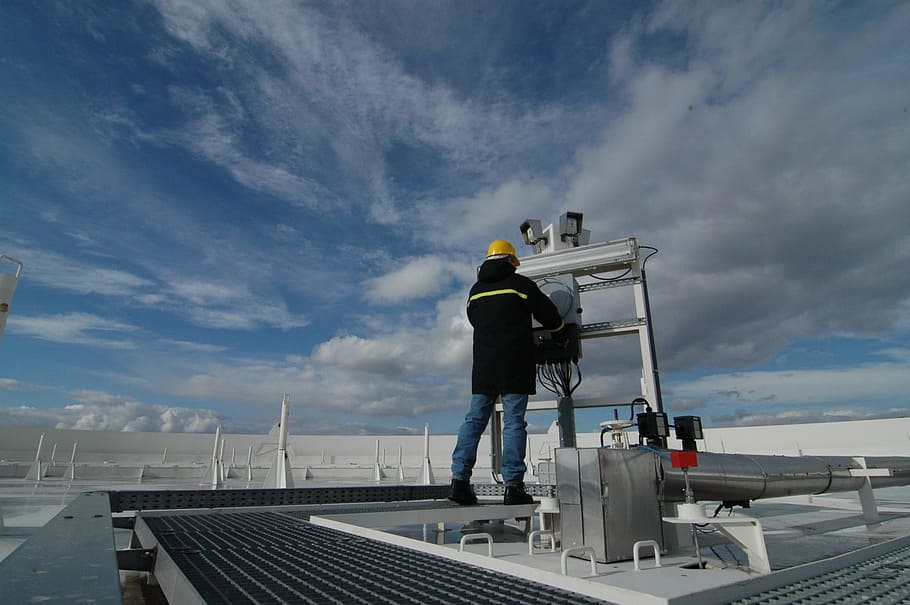 man working on industrial machine at rooftop, Industry, Control HD wallpaper