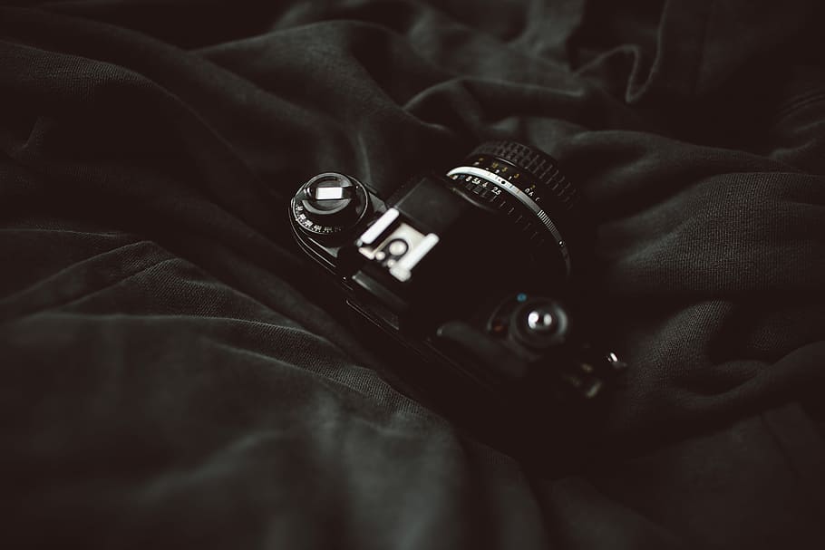 DSLR camera on top of black blanket, closeup photography of DSLR camera on black textile HD wallpaper