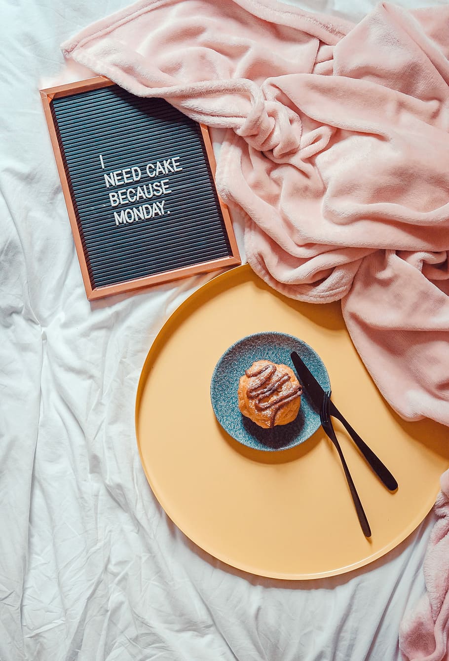 muffin beside knife and fork on saucer beside blanket, muffin on blue saucer near pink textile HD wallpaper