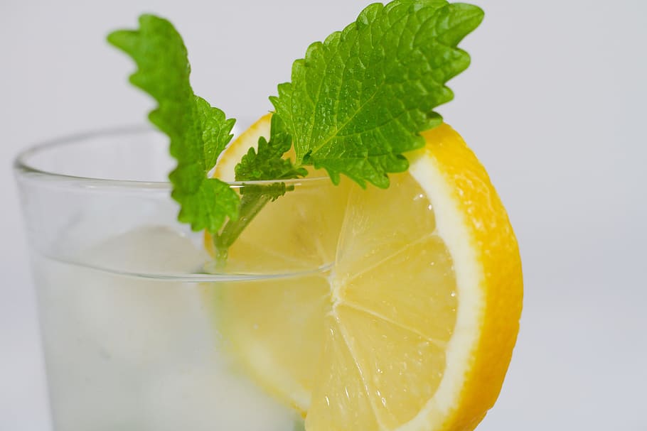 clear drinking glass with lemon fruit, water, refreshment, yellow HD wallpaper