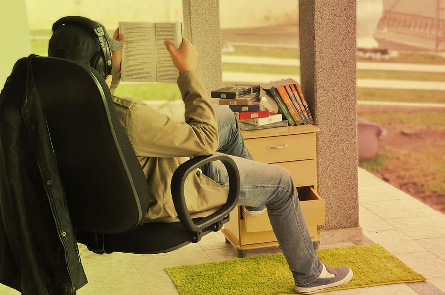 Read, Music, Books, young, sitting, one man only, one person HD wallpaper