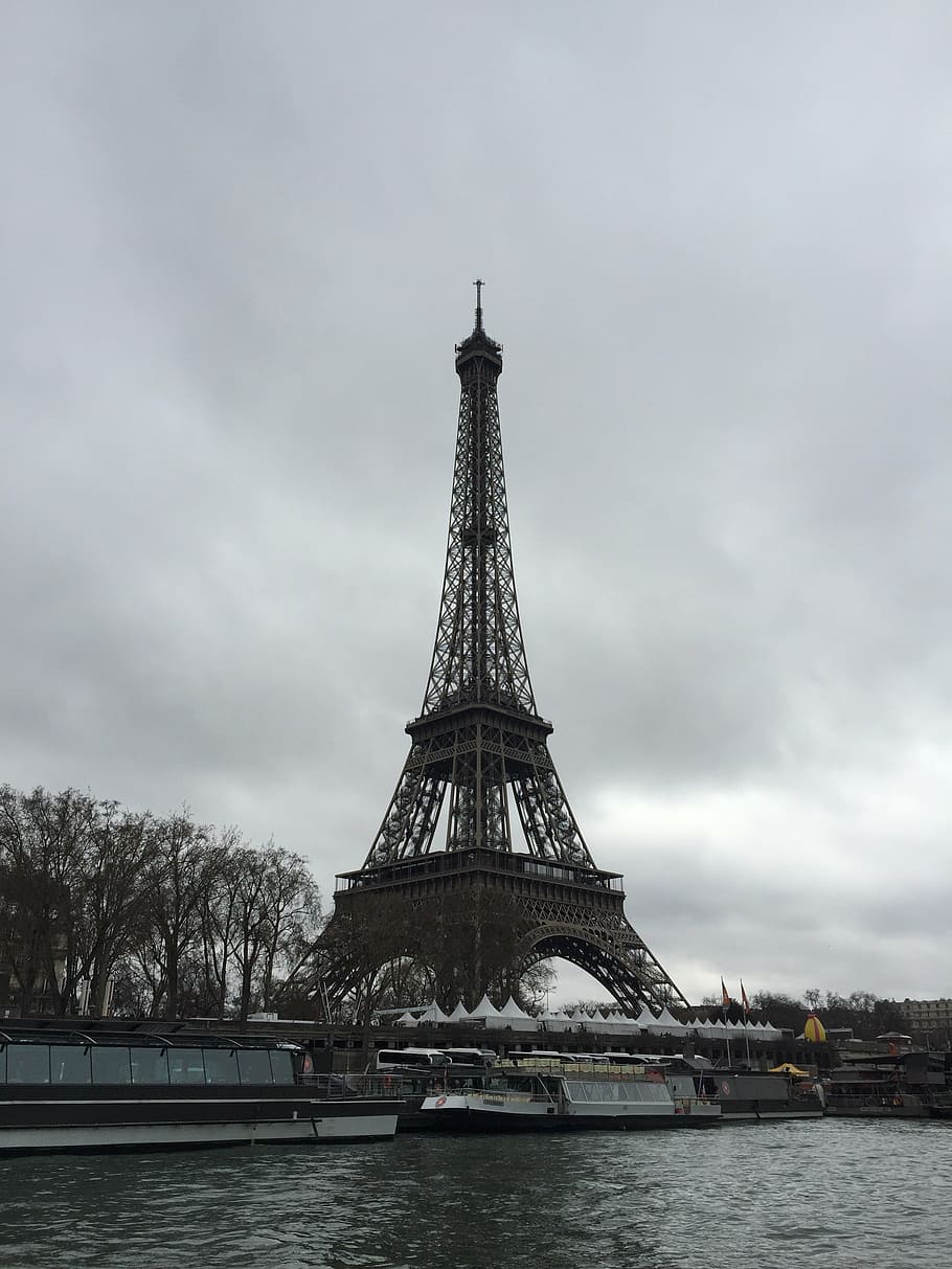 Eiffel building. Эйфелева башня с зданием. Эйфелева башня шпиль фото. Фотография Эйфелева башня небо облака. Ra 2 здания Франции.