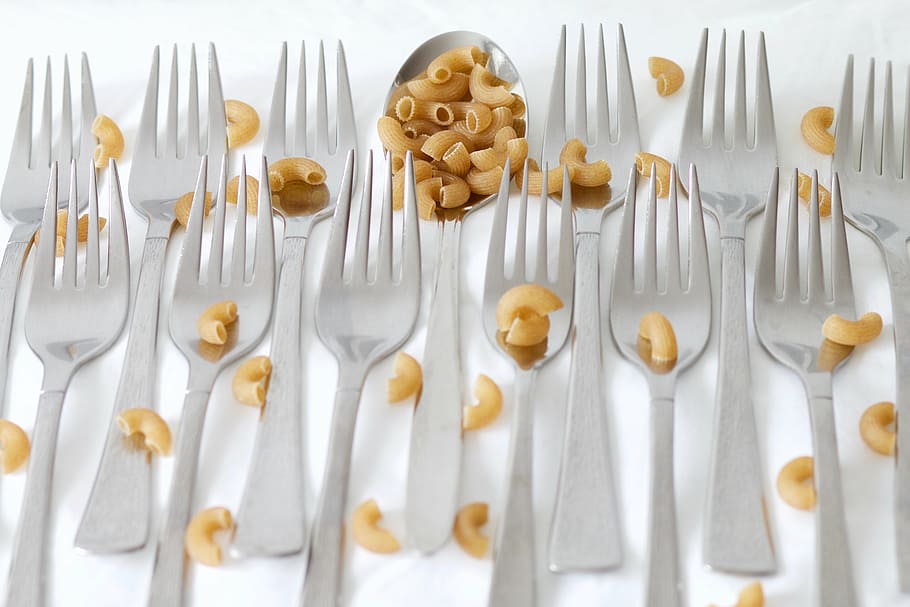 spoon, fork, hörnli, pasta, cutlery, large group of objects HD wallpaper
