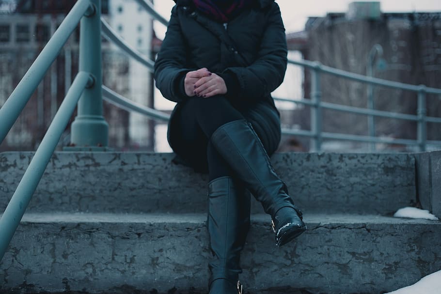 woman sitting on gray concrete stair, photo of person sitting on stairs HD wallpaper