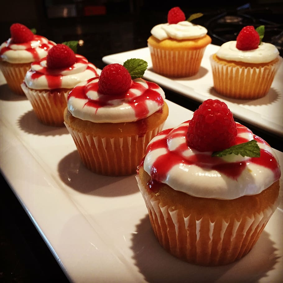 raspberry cupcakes, dessert, food, sweet, delicious, homemade HD wallpaper