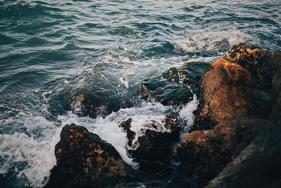 water splashing into coastal rocks, rock beside body of water HD wallpaper
