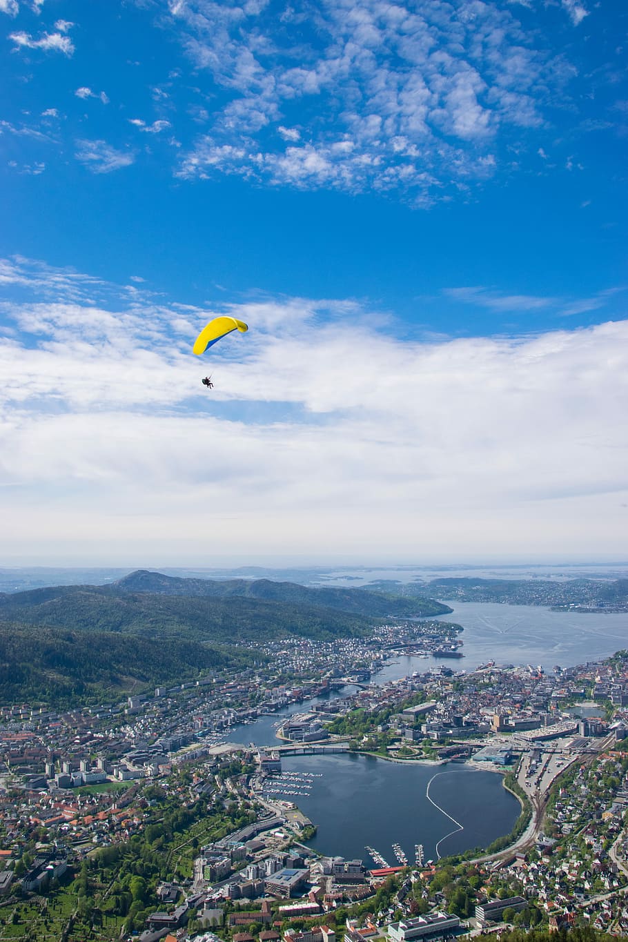 person paragliding over city, paragliding over city, sky, blue HD wallpaper