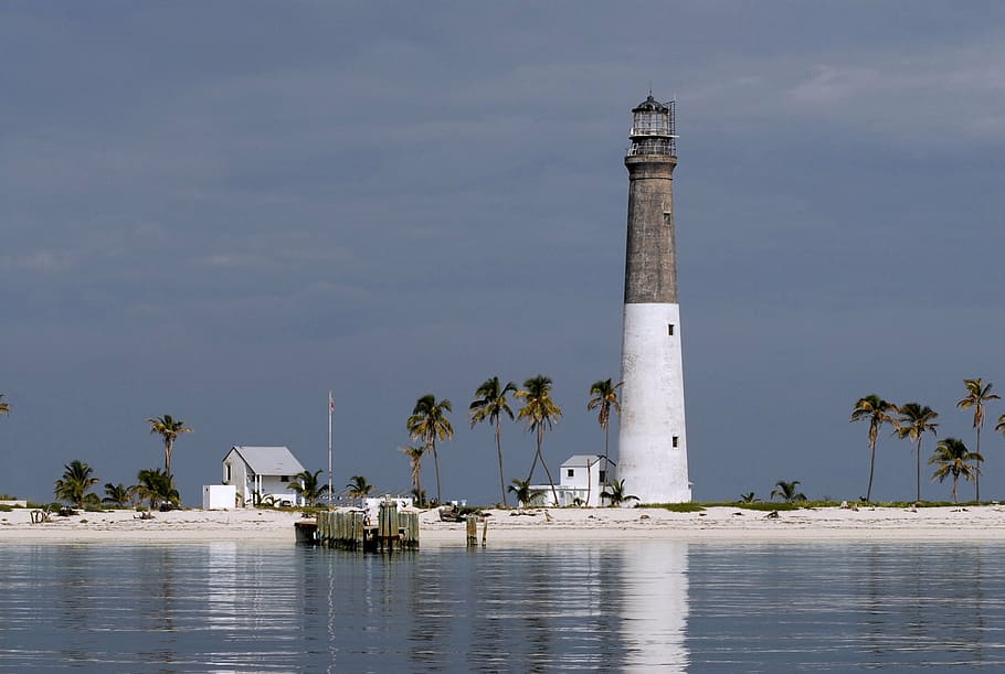 landscape photo of beach with white and gray lighthouse, ocean HD wallpaper