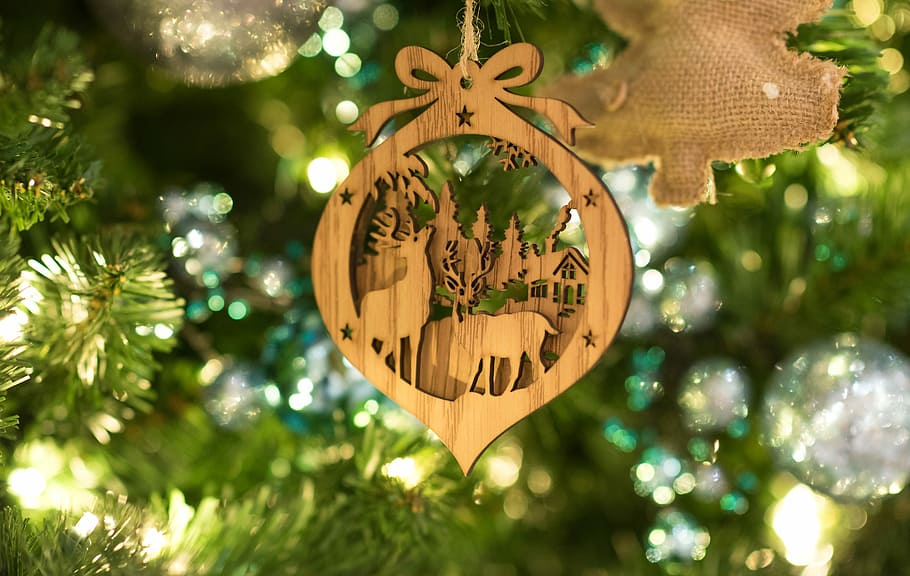 cork artwork deer ornament, selective focus of brown reindeer Christmas tree decor HD wallpaper