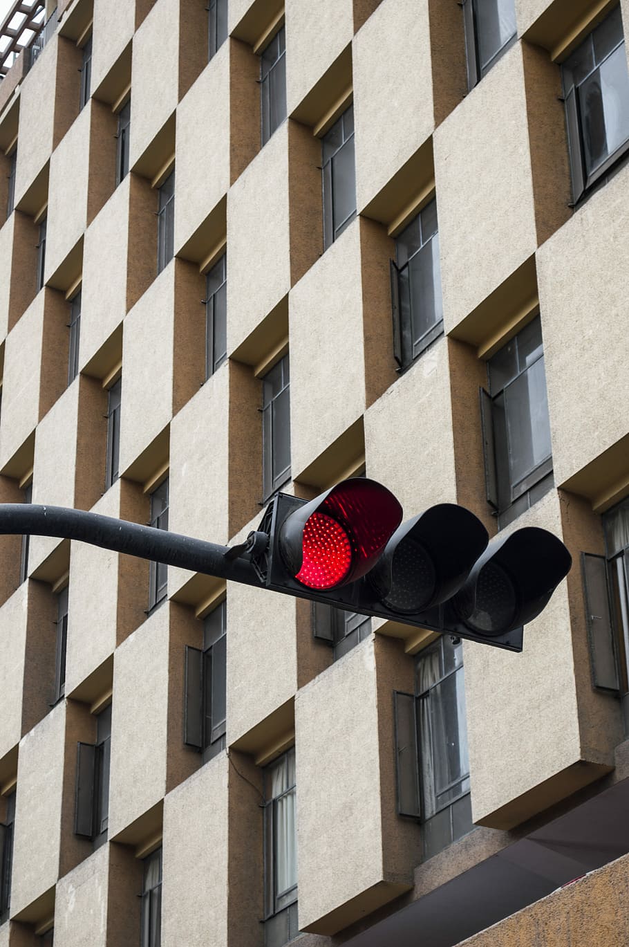 Pause, stop traffic lights, building, architecture, windows, pattern HD wallpaper