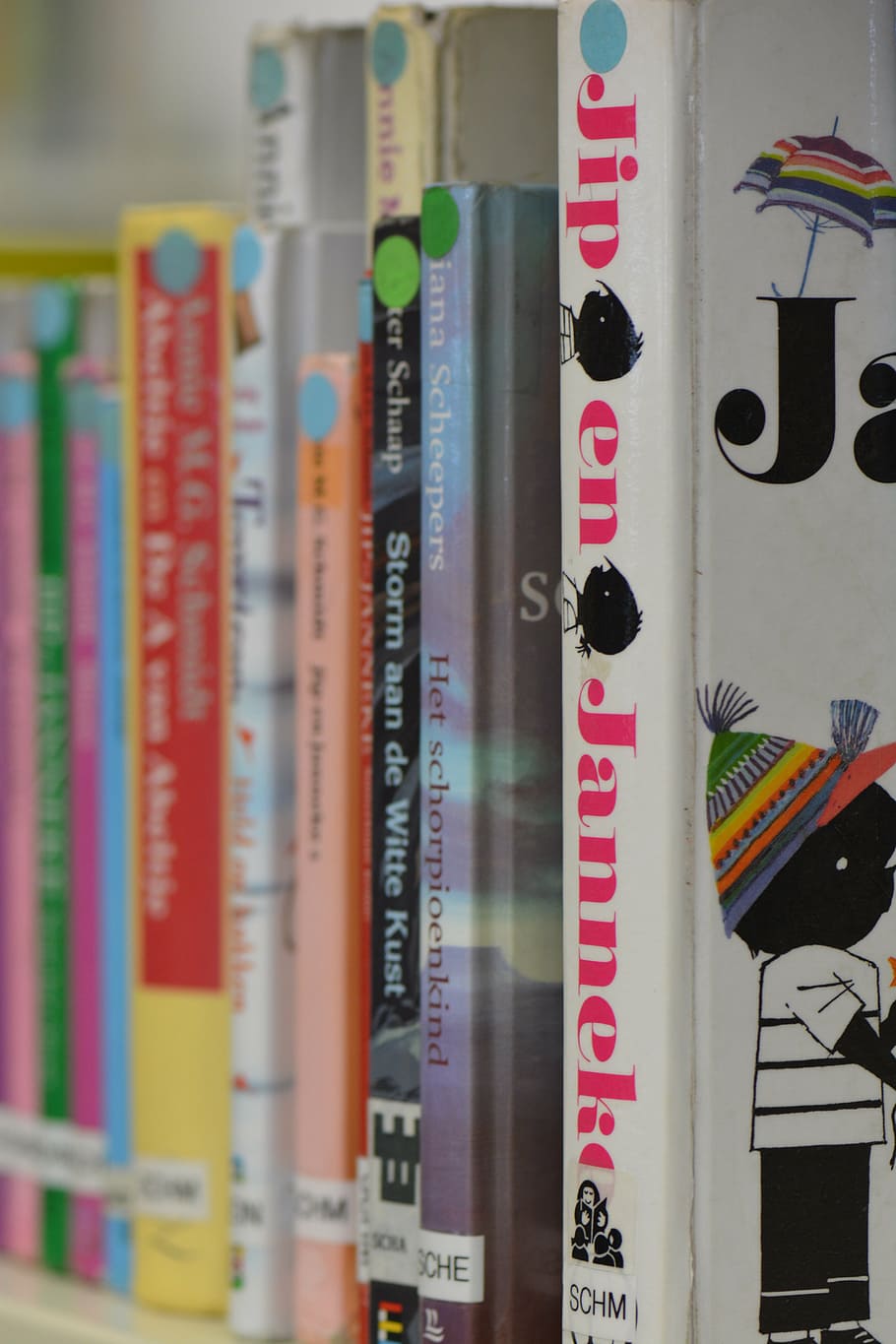 books, library, read, bookshelf, jip and janneke, multi colored HD wallpaper