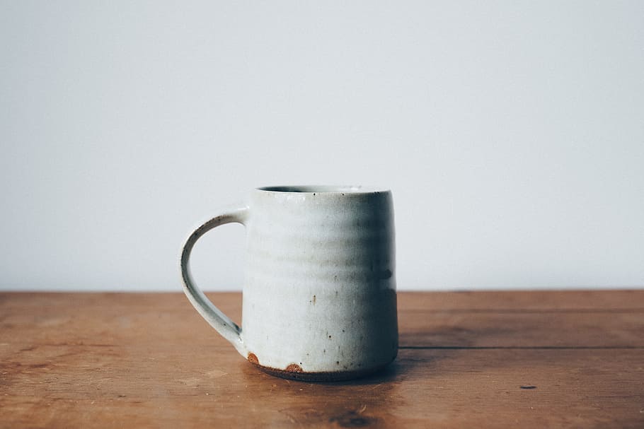 white ceramic mug on wooden table top, white ceramic mug on brown wooden surface HD wallpaper