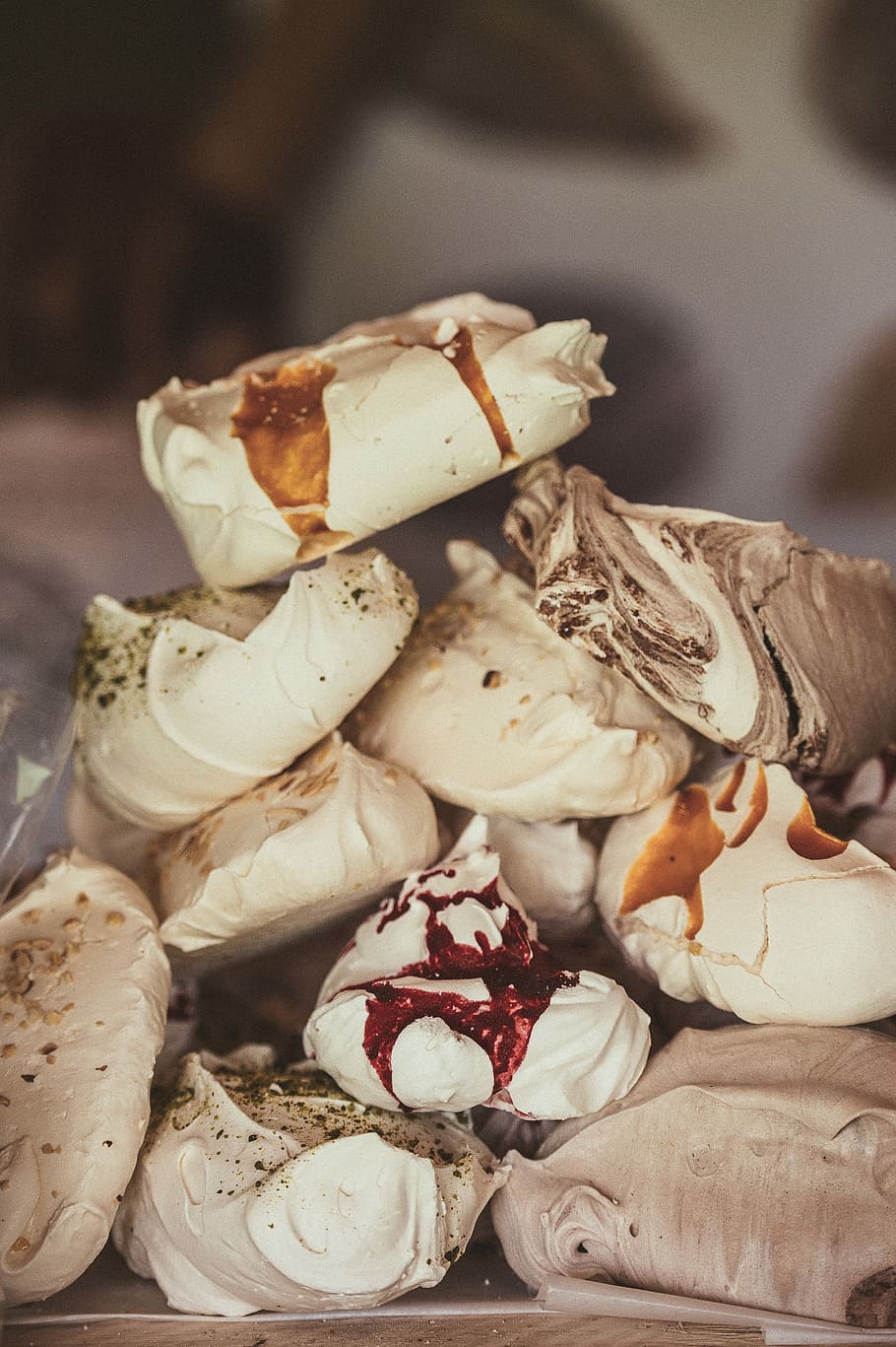 Merguines, closeup photo of baked patries, meringue, sauce, baking HD wallpaper