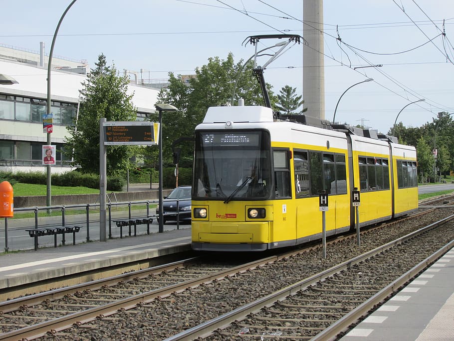 Yellow train in city photo – Free Germany Image on Unsplash