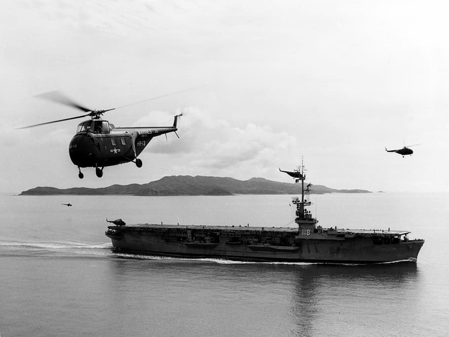 US Navy Sikorsky HO4S flying near USS Sicily during Korean War, HD wallpaper