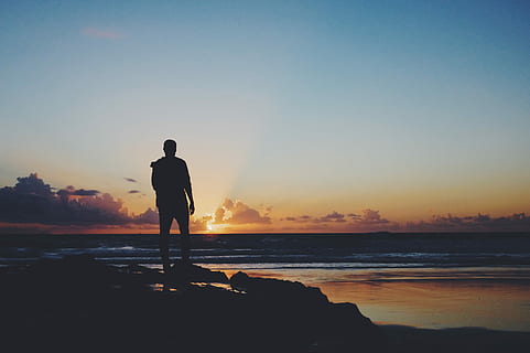 silhouette of man standing near shoreline, silhouette of man near beach HD wallpaper