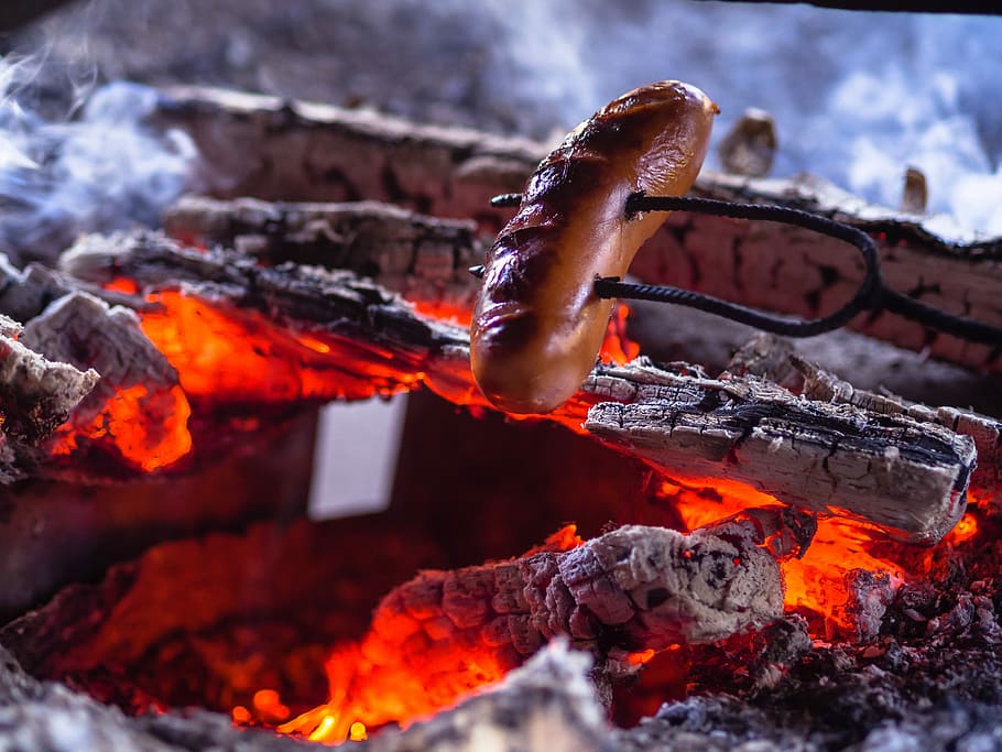 brown sausage on charcoal grill, grilled sausage on grill, camping HD wallpaper