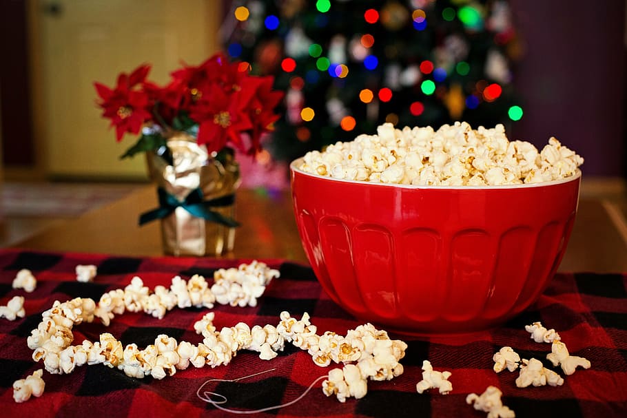 bowl of popcorn selective focus photograph, stringing popcorn HD wallpaper