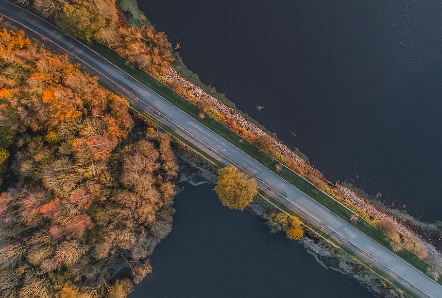aerial photo of empty road near body of water, aerial photography of road near sea HD wallpaper