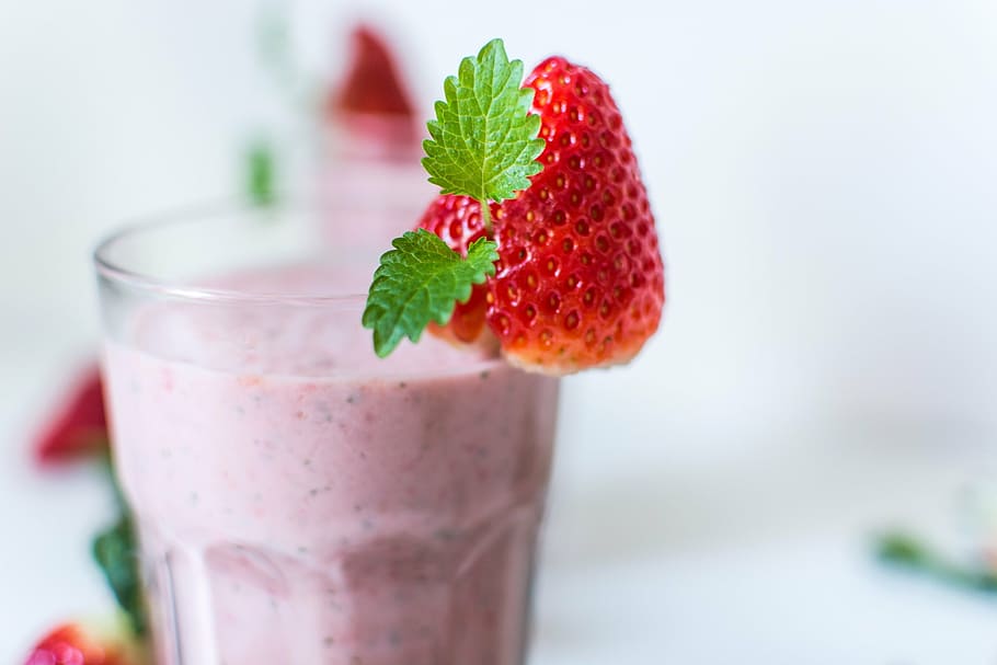closeup photo of strawberry smoothie, milkshake, beverage, drink HD wallpaper