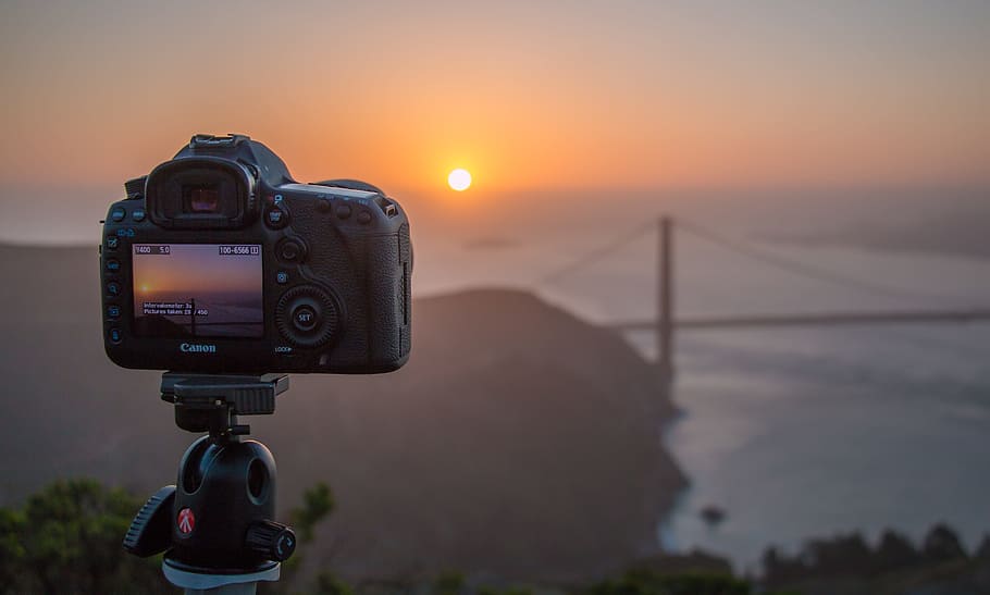 DSLR camera pointed on Golden Gate Bridge, San Francisco, black Canon DSLR camera on tripod stand