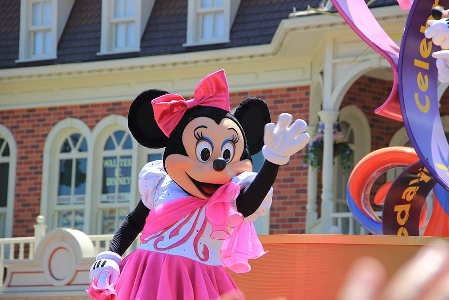 Minnie Mouse mascot waving on her right, minie, disney, mickey