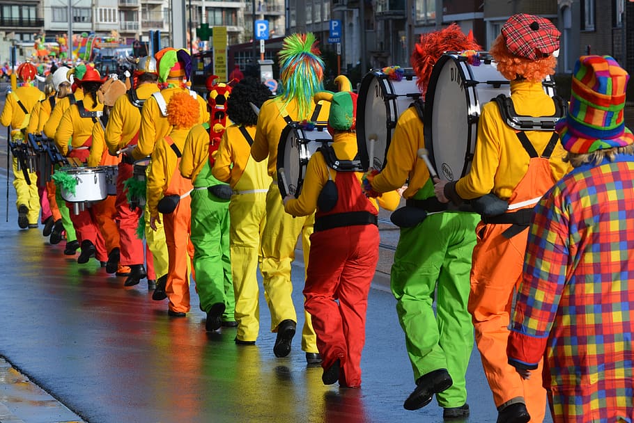 clown street marching band between buildings, carnival, mask, HD wallpaper