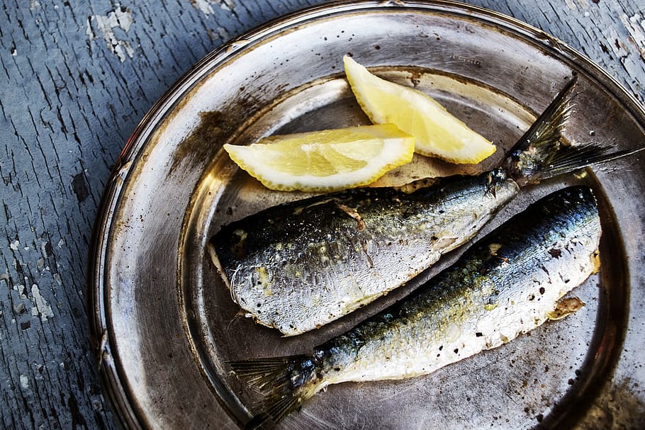 dried fish with lemons on plate, sardines, fish pictures, sea food
