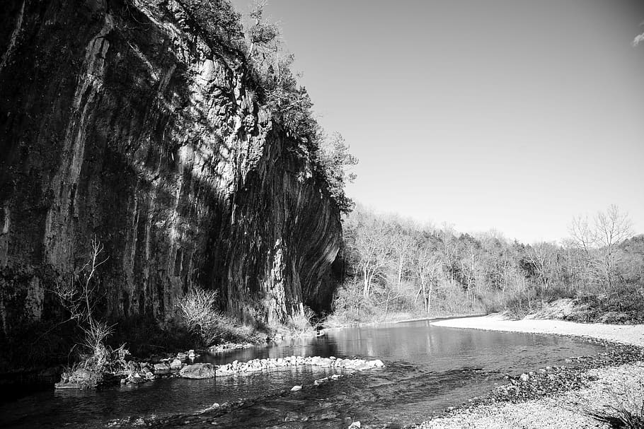 Monochrome photo of current river and cliff at Echo Bluff State Park, Missouri, HD wallpaper
