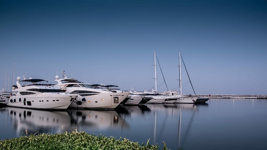 white yacht on body of water, Puerto Banus, Yachts, long exposition HD wallpaper