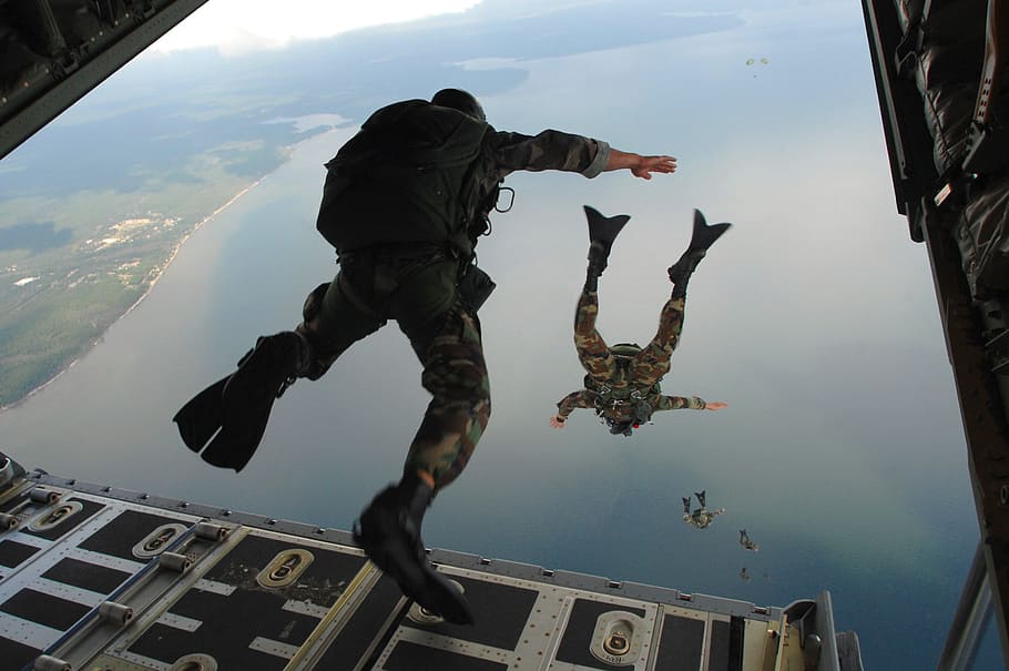 man ready to jump from plane to body of water with parachute, HD wallpaper