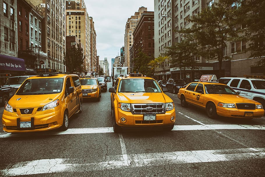 Taxis wait on the busy streets of Manhattan in New York City, HD wallpaper