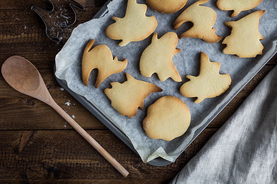 assorted-shape cookies on tray, assorted-shape baked cookies on gray tray HD wallpaper