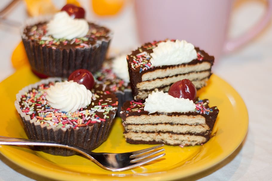 chocolate cupcake on plate, tart, pastries, small, sweet, dessert, HD wallpaper