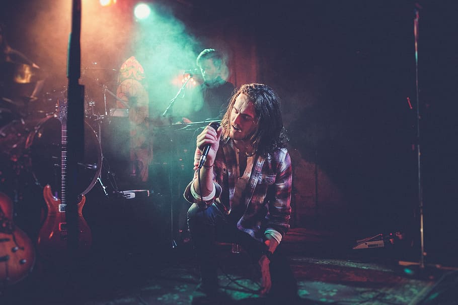 man kneeling while singing, concert, singer, stage, lights HD wallpaper