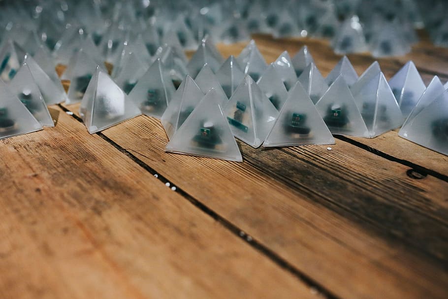 Little triangle lights on a wooden floor, lamp, wood - Material HD wallpaper