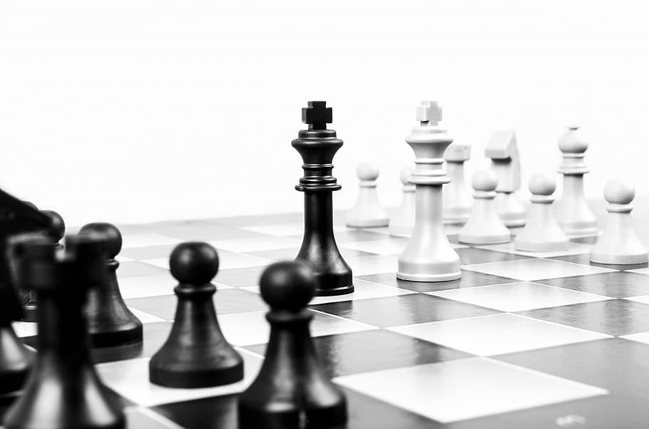 shallow focus photography of white and black King chess pieces