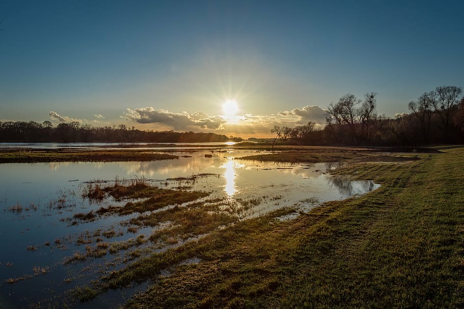 san beside lake during golden hour, elbe, high water, evening HD wallpaper